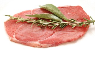 fettina di carne cruda e aromi