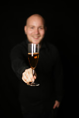 Mann mit Sektglas