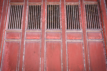 porta in legno rossa