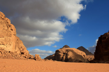 Fototapeta na wymiar Wadi Rum Desert piękny krajobraz. Jordan.