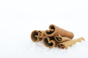 Weihnachtsdeko im Schnee