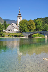 Fototapeta na wymiar Sveti Janez nad jeziorem Bohinj w Bohinj w Alpach Julijskich