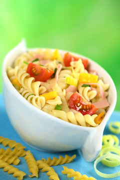 Pasta salad with leek, cherry tomato,bell pepper and ham