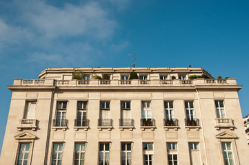 Fototapeta na wymiar immeuble parisien avec balcon