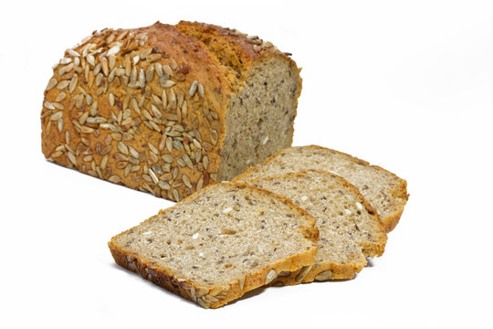 Frisches Sonnenblumenbrot auf wei&szlig;em Hintergrund
