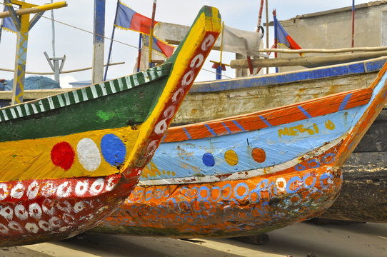 Bunt bemalte Boote am Ufer
