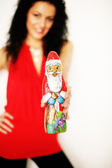 Frau mit Schokoweihnachtsmann