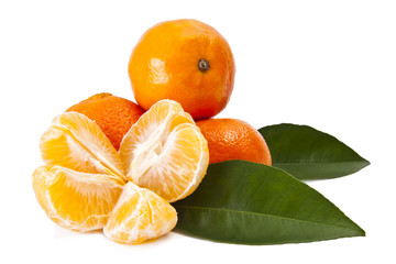 naranjas con hojas verdes aislada en blanco
