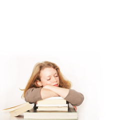 schlafendes Mädchen auf Bücherstapel