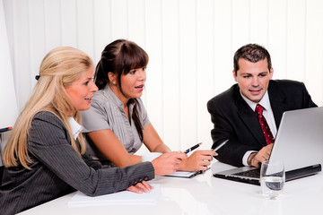 Erfolgreiches Team bei einem Meeting im Büro