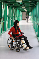 Fototapeta na wymiar Kobieta z oddanych na nogi i na wózku inwalidzkim w szpitalu