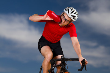 Radfahrer beim trinken