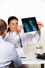 Arzt in Arztpraxis mit Patient.