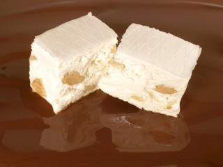 Weisser Nougat auf flüssiger Schokolade