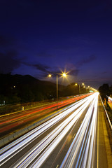 Fototapeta na wymiar Ruch na autostradzie w nocy