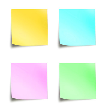 Quatre post-it color&eacute;