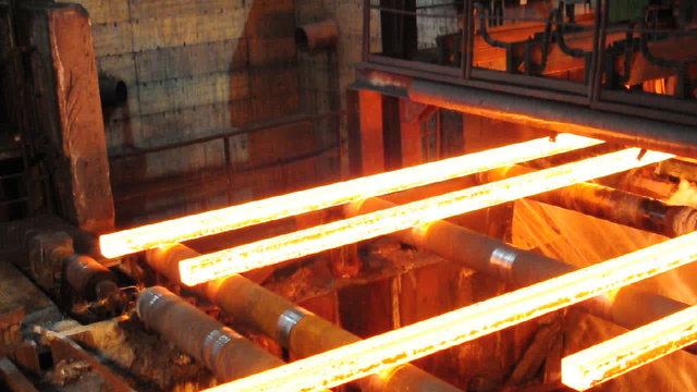 Glühende Träger im Stahlwerk // steelworks