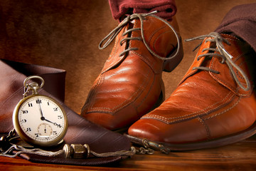 Scarpe e calzini con orologio a cipolla d'epoca
