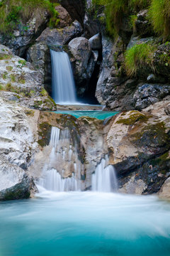 Fototapeta cascata di acqua cristallina