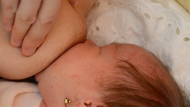 b&eacute;b&eacute; t&eacute;tant le sein de sa maman