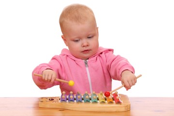 Kleinkind spielt Xylophon