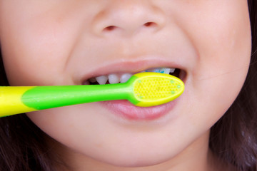 enfant qui se brosse les dents