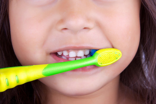 enfant qui se brosse les dents