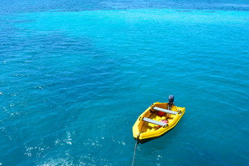青い海と黄色いボート