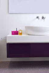 Naklejka na ściany i meble fioletowa łazienka