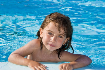 Bambina in piscina