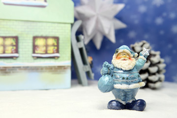 Weihnachtsmann schleicht um das Haus