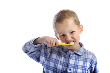 little boy cleaning his teeth