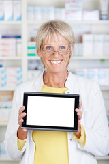 apothekerin zeigt tablet-computer