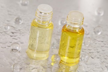 Zwei Massageöle - Entspannung und Feuchtigkeit