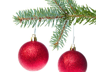 Obraz na płótnie Canvas red christmas ball hanging from tree