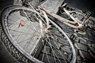 Zardzewiały i skorodowany rower na przystani w Kopenhadze