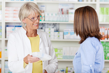 verkaufsgespräch in der apotheke