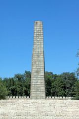 Obraz premium monument in the park in the blue sky