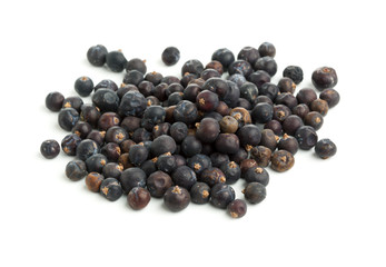 getrocknete Wacholderbeeren isoliert