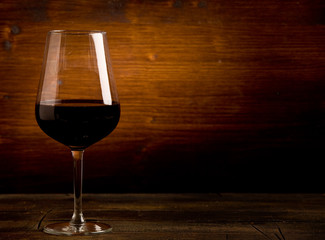 Vino su sfondo di legno