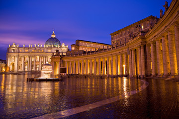 Fototapeta na wymiar Świętego Piotra w nocy i kolumnada Berniniego Rzym