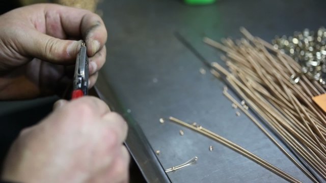 Process of cutting spiral gold wire into small pieces