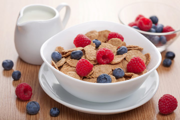 cornflakes with fresh berries
