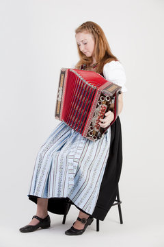 bayerisches M&auml;dchen musiziert mit akkordeon