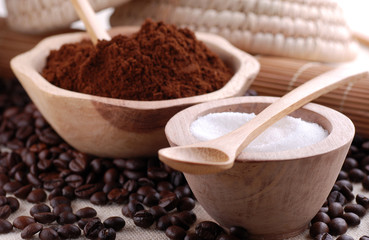 zucchero e caffè macinato