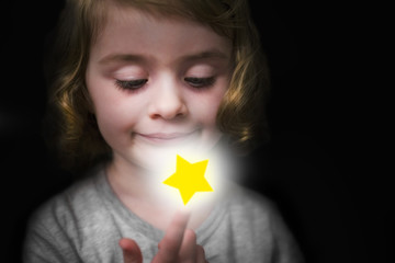 Bambina che guarda una stella