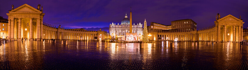 Fototapeta na wymiar Bazylika i Bernini Świętego Piotra w kolumnada w nocy