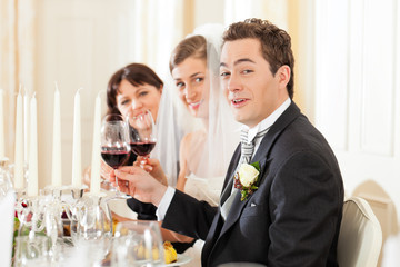 Hochzeitsgesellschaft beim Hochzeitsmahl