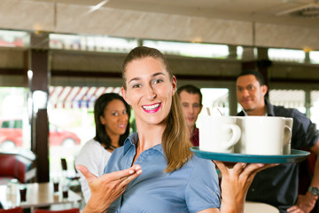 Frau als Bedienung in einem Restaurant und Cafe