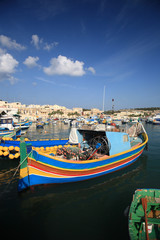Fototapeta na wymiar Wioska rybacka maltański, kolorowe łodzie